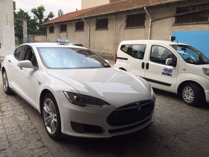 Taxi Tesla Italia Modena