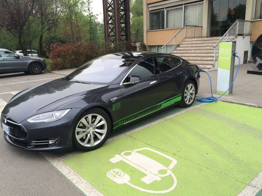 La Tesla Model S di DUE Energie in ricarica presso la sede di Duferco Italia Holding a San Zeno Naviglio (Brescia)